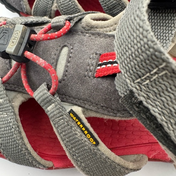 Keen Newport H2 Sandals Grey and Red Youth Size 5 - Picture 4 of 11